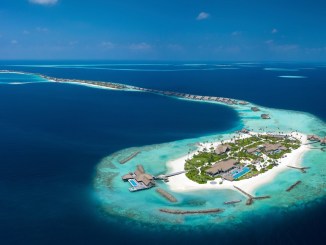 MALDIVES VS BORA BORA - WHICH ONE IS BEST