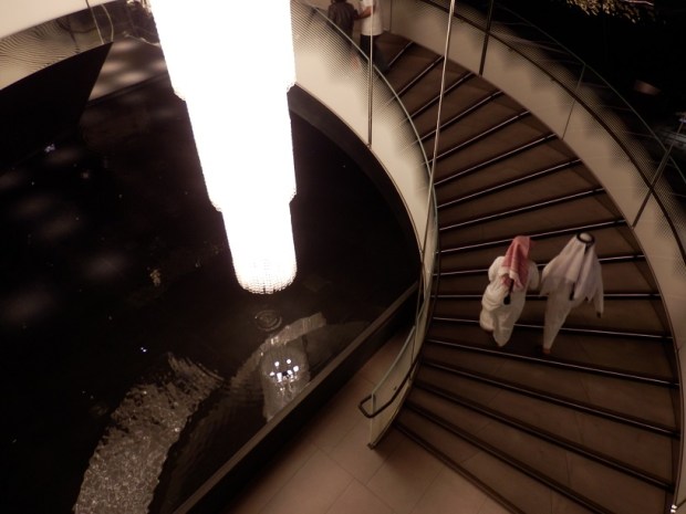 AL MOURJAN BUSINESS LOUNGE: STAIRS TO RESTAURANT