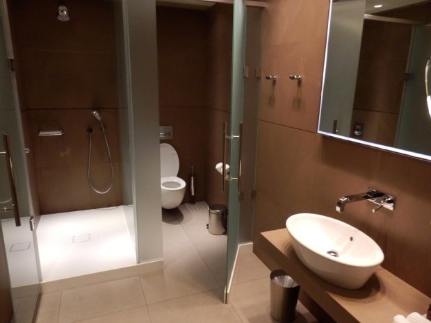 AL MOURJAN BUSINESS LOUNGE: SHOWERS